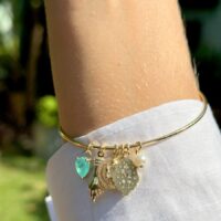Bracelete com pingentes variados e gota cristal fusion em banho ouro 18k.