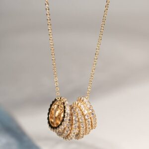 Colar com pingente 6 círculos cravejados com zircônias brancas em banho ouro 18k. - Imagem 6
