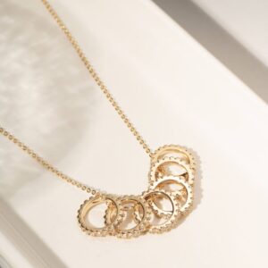 Colar com pingente 6 círculos cravejados com zircônias brancas em banho ouro 18k. - Imagem 4