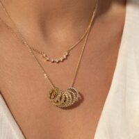 Colar com pingente 6 círculos cravejados com zircônias brancas em banho ouro 18k.