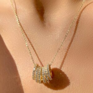 Colar com pingente 6 círculos cravejados com zircônias brancas em banho ouro 18k. - Imagem 2