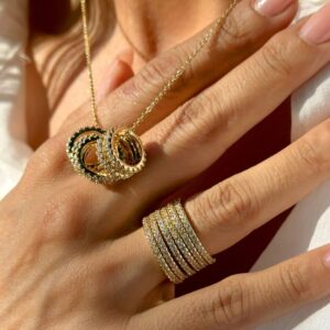 Colar com pingente 6 círculos cravejados com zircônias brancas em banho ouro 18k. - Imagem 3