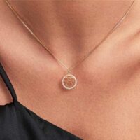 Colar com pingente redondo menina cravejado com zircônias brancas.