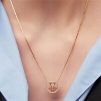 Colar com pingente redondo menino cravejado com zircônias brancas.