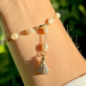 Pulseira Nossa Senhora Aparecida com Pérolas Coreanas e Zircônias Brancas em Banho de Ouro 18k. - Imagem 2