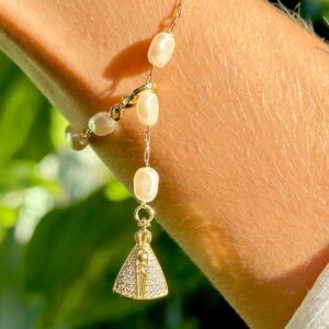 Pulseira Nossa Senhora Aparecida com Pérolas Coreanas e Zircônias Brancas em Banho de Ouro 18k. - Imagem 4