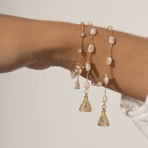 Pulseira Nossa Senhora Aparecida com Pérolas Coreanas e Zircônias Brancas em Banho de Ouro 18k.