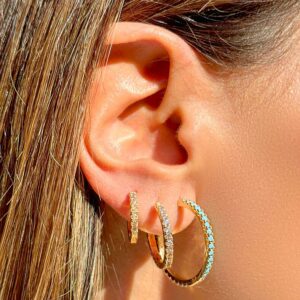 Argola com zircônias rosa em banho ouro 18k. - Imagem 4