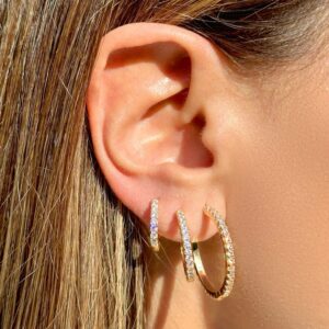 Argola grande cravejada com zircônias brancas em banho ouro 18k. - Imagem 3