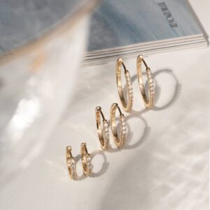 Argola grande cravejada com zircônias brancas em banho ouro 18k. - Imagem 2