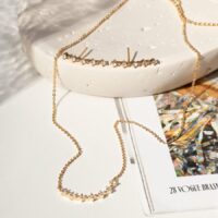Conjunto de Brinco e Colar com Pontos de Luz e Zircônias  em Brancas  Banho de Ouro 18k.