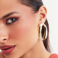 Brinco curvo vazado oval liso em banho ouro 18k.