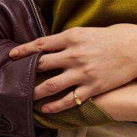 Anel dedo mínimo navete em banho ouro 18k.