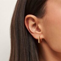 Argola quadrada lisa em banho ouro 18k.