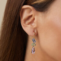 Argola com cristais ametista, cristal london blue e cristal berilo em banho ouro 18k.