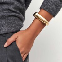 Bracelete curvo abaulado com abertura em banho ouro 18k.