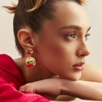 Brinco redondo com detalhe facetado acetinado em banho ouro 18k.