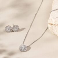 Conjunto redondo cravejado com zircônias brancas  em Prata 925 .