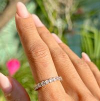 Aliança  inteira  com Zircônias Brancas em Banho de Ouro 18k.