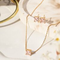 Conjunto  quadrado cristal Light Pink em Banho de Ouro 18k.