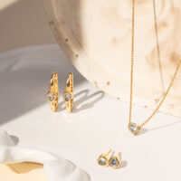 Conjunto Corações com Brincos Argola , brinco coração  e Colar de Zircônias Brancas em Banho de Ouro 18k.