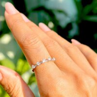 Anel meia aliança com 5 pontos de zircônia em Prata 925 .