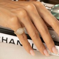 Anel Dedinho Cravejado com Zircônias Brancas Banho de Ouro 18k.