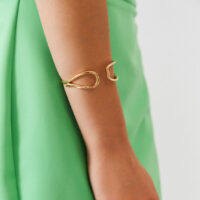 Bracelete vazado com pontos de zircônia em banho ouro 18k.