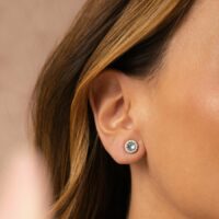 Brinco Redondo com Cristal Topázio Sky Blue e Zircônias Brancas em Prata 925.