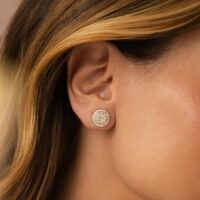 Brinco Redondo com Zircônias Brancas Banho de Ouro 18k.