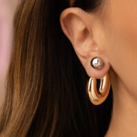 Brinco argola lisa com tarraxa esfera banho ouro 18k.