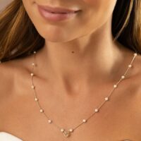 Colar Escapulário Nossa Senhora Aparecida e Mini Coração com Pérolas Coreanas e Zircônias Brancas Banho de Ouro 18k.