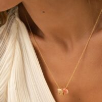 Colar com pingentes Oval e Retângulo com Cristal Quartzo Rosa e Cristal Rutilado em banho ouro 18k.