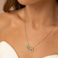 Colar Escapulário Retângulo  com Coração Cravejado de Zircônias Brancas  Banho de Ouro 18k.