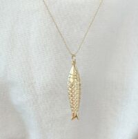 Colar com pingente sardinha em banho ouro 18k.