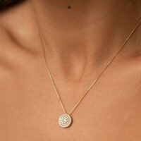 Colar com pingente Redondo com Zircônias Brancas Banho de Ouro 18k.