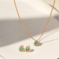 Conjunto Brinco e Colar Trillion com Cristal Paraíba e Zircônias Brancas  Banho de Ouro 18k.