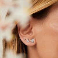 Kit com 3 pares de brincos em formato triângulo cravejado com zircônias em Prata 925.