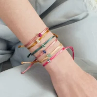 Pulseira regulável fio encerado amarela com pingente oval em prata 925.