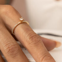 Anel solitário fino cravejado com zircônias brancas banho ouro 18k.