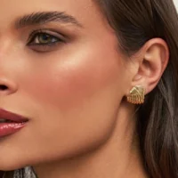 Brinco curvo texturizado  banho ouro 18k.