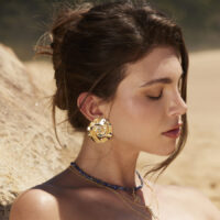 Brinco frontal redondo em banho ouro 18k.