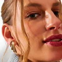 Brinco leque texturizado em banho ouro 18k.