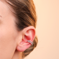 Piercing fake duas voltas  cravejado com zircônias brancas em ródio prata.