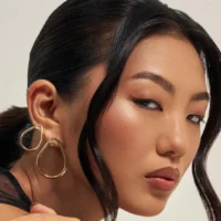 Brinco gota vazado pequeno com zircônia banho ouro 18k.