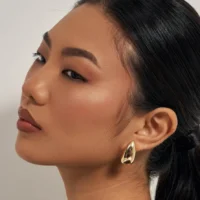 Brinco de gota abaulado banho ouro 18k.