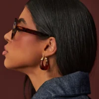 Argola oval em resina banho ouro 18k.