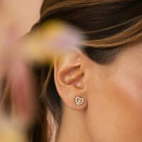 Brinco coração cravejado com zircônias brancas vazado banho ouro 18k.