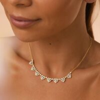 Colar corações cravejados com zircônias brancas em banho ouro 18k.