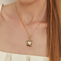 Colar com pingente relicário de coração cravejado com zircônias banho ouro 18k.